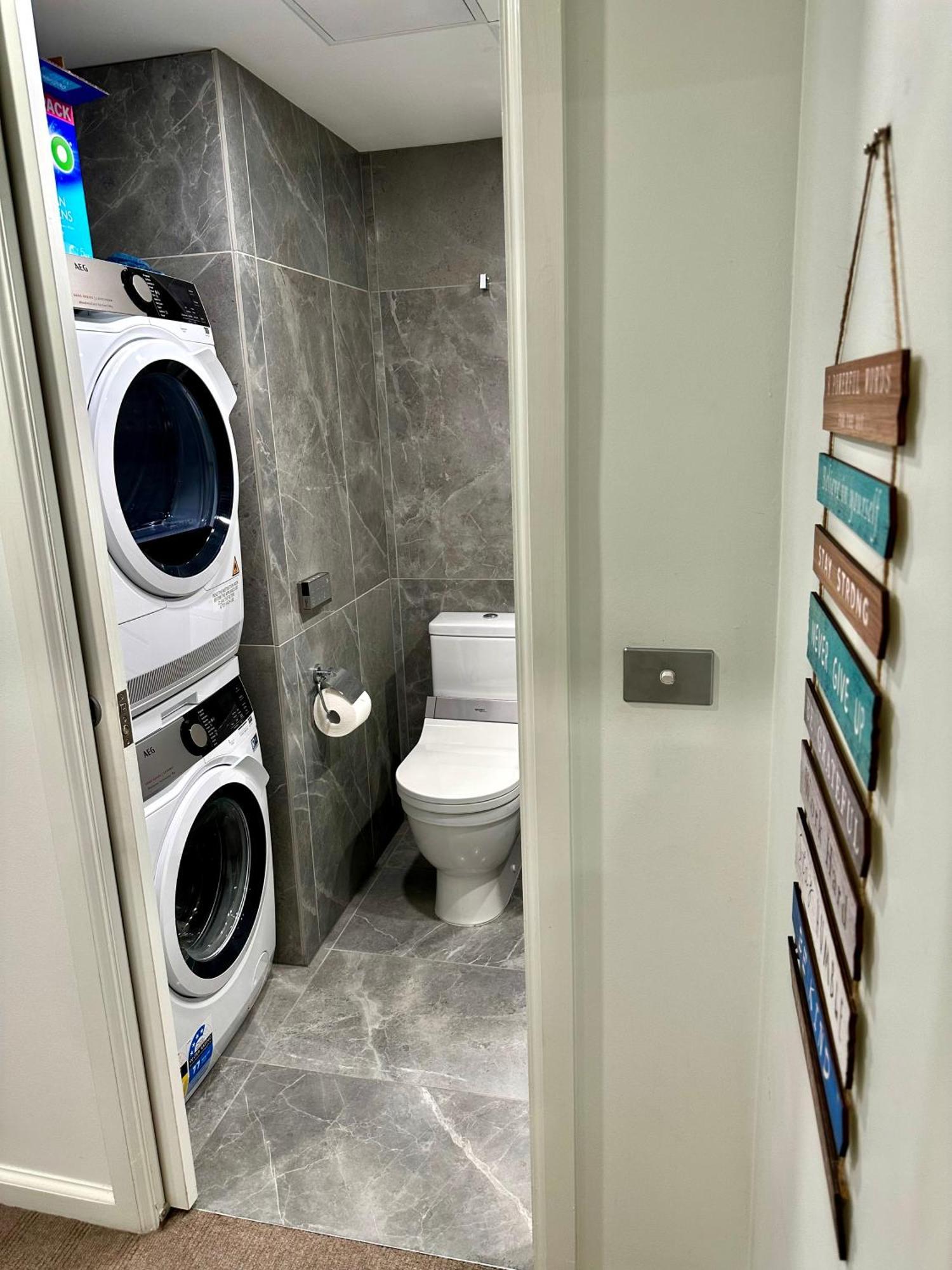 Private 1 Bed Accom With Bathroom In A 3 Bed Apartment - Melb Cbd, Regency Towers - Free Parking, Wifi And Pool Melbourne Exterior foto