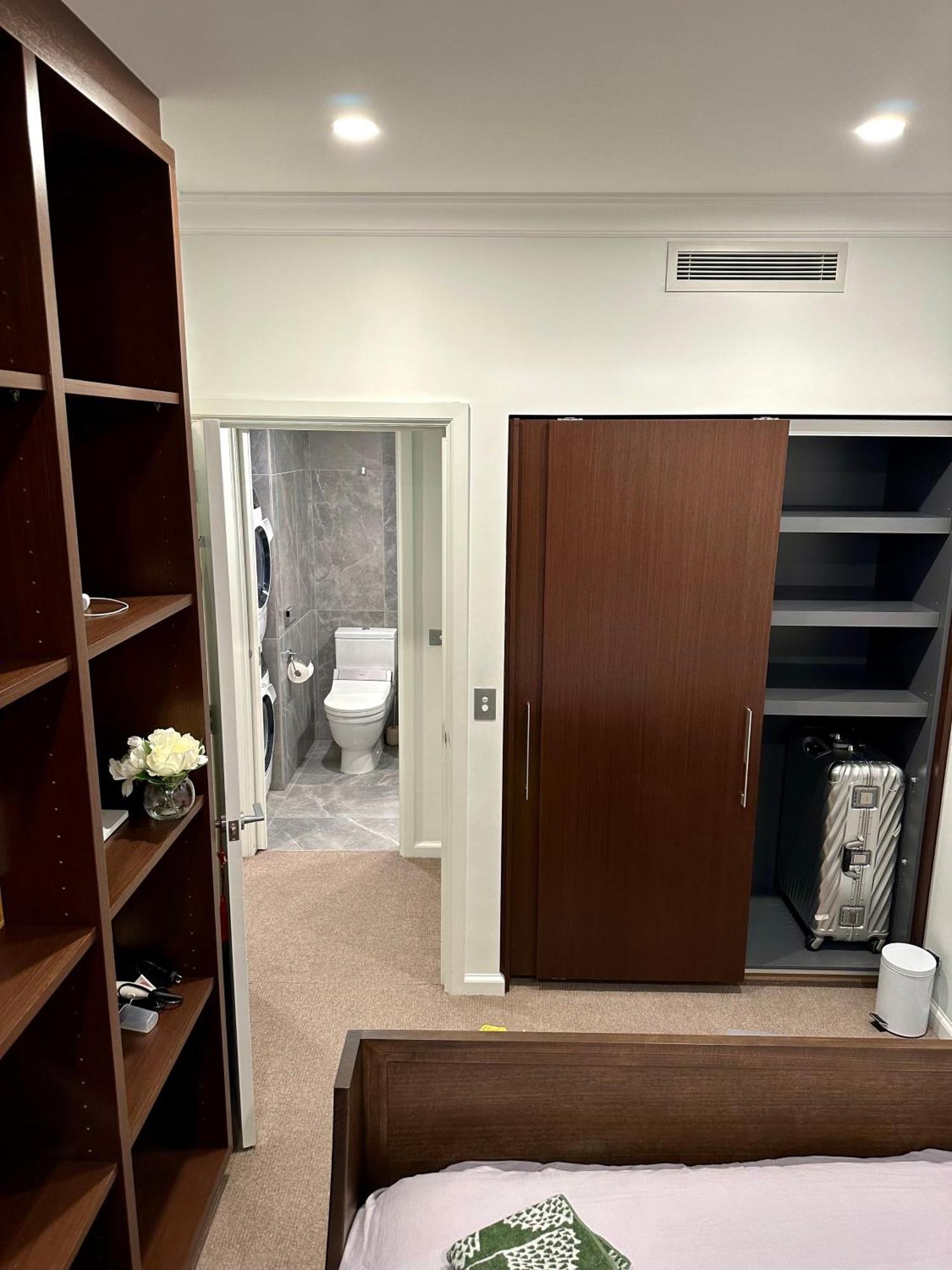 Private 1 Bed Accom With Bathroom In A 3 Bed Apartment - Melb Cbd, Regency Towers - Free Parking, Wifi And Pool Melbourne Exterior foto